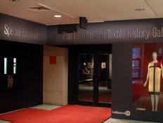 דלתות הכניסה למוזיאון האופנה בניו יורק
