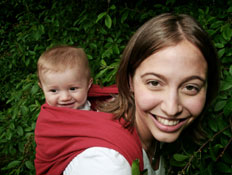 אמא ותינוק מטיילים ביער (צילום: iStock)