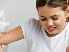 ילדה בלבן מקבלת זריקה בזרוע ומעוותת פניה (צילום: jupiter images)