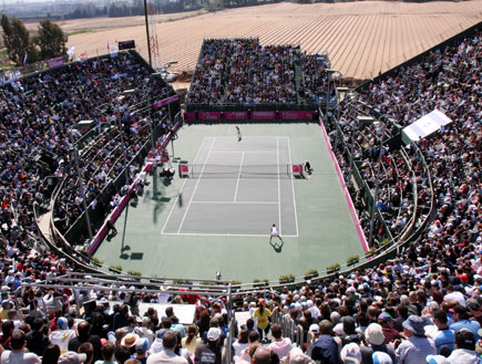 מגרש טניס מלא בקהל במרכז קנדה (צילום: mako)
