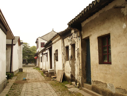 סמטת בתים עלובים בעיירה טונגלי בסין (צילום: SXC)