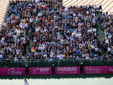 היציע מלא קהל במגרש הטניס (צילום: mako)