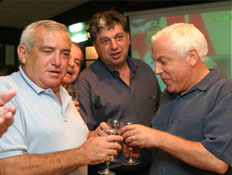 שלמה שרף, יצחק שום ופיני גרשון מרימים כוסית (צילום: עודד קרני)