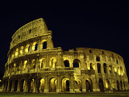 הקולוסיאום ברומא בחושך