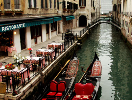 שתי גונדולות ליד מסעדה על גדת תעלה בונציה