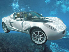 מכונית צוללת בתוך המים בקלוז אפ