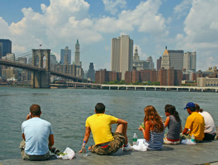 אנשים אוכלים ארוחת צהריים מול קו האופק של ניו יורק (צילום: iStock)