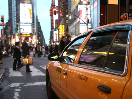 מונית צהובה ברחוב בניו יורק (צילום: Terraxplorer, Istock)