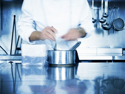 שף עובד במטבח (צילום: caracterdesign, Istock)