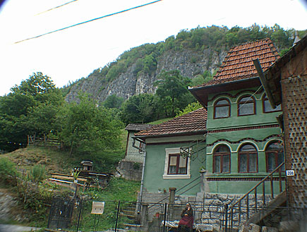 בית על גבעה בכפר רומני