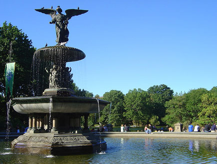 מזרקה ובראשה מלאך בסנטרל פארק בניו יורק (צילום: צ'לסי)