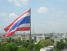 דגל של תאילנד מתנופף מעל העיר