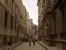 רחוב באיסטנבול בשחור לבן,שני אנשים הולכים ברחוב (צילום: SXC)