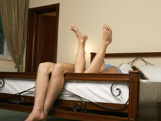 גבר ואישה שוכבים על מיטה (צילום: אור גץ, SXC1)