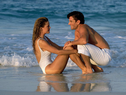 גבר ואישה בבגד ים יושבים על שפת הים (צילום: אור גץ, SXC1)