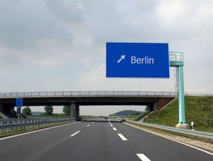שלט המורה לכיוון ברלין (צילום: iStock)