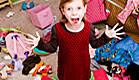 ילדה בחדר מבולגן (צילום: Figure8Photos, Istock)