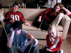 4 ילדים צופים בטלויזיה בסלון (צילום: Sandra O'Claire, Istock)