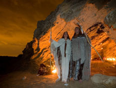 שני שמאנים בכניסה למערה בלילה (צילום: איציק מרום)