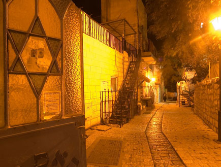 טיול בצפת: מגן דוד על דלת בסמטה בצפת בלילה (צילום: איציק מרום)