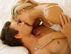 סקס 3- זוג שוכב במיטה ומתנשק