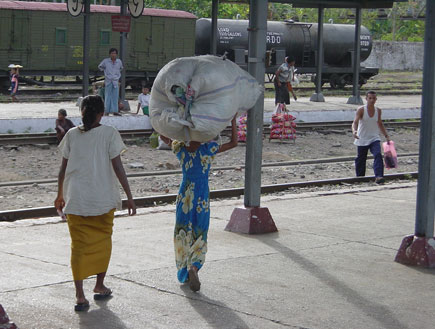 אנשים בתחנת רכבת ברנגון בורמה (צילום: SXC)