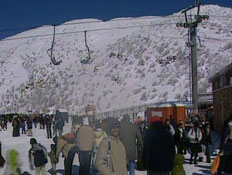 גולשים בשלג על הר החרמון (תמונת AVI: אור גץ, חדשות1 ערוץ 2)
