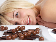 אישה עם שוקולד (צילום: istockphoto)