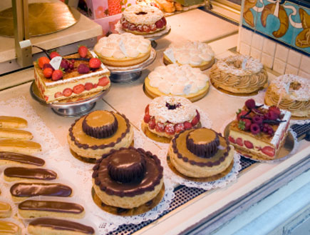 פטיסרי - הרבה עוגות בקירור מעוטרות (צילום: istockphoto)