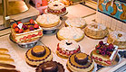 פטיסרי - הרבה עוגות בקירור מעוטרות (צילום: istockphoto)