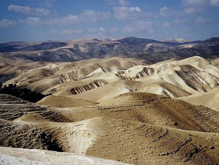 טיולים במדבר יהודה: עננין נוצה מעל רכסים