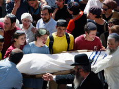 לוויית אחד הנרצחים בפיגוע במרכז הרב בירושלים (צילום: רויטרס)