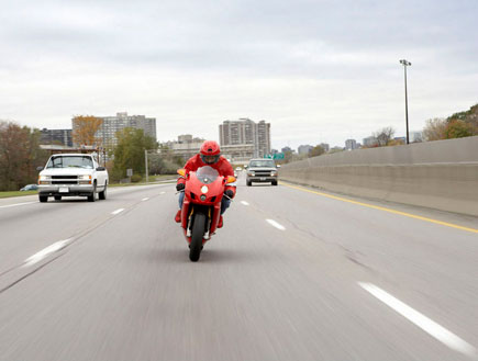 אופנוע ספורט קורע את הכביש (צילום: jupiter images)