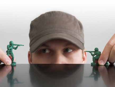 משחק עם חיילי צעצוע (צילום: iStock)
