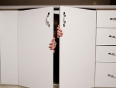 מתחבא בארון (צילום: אור גץ, iStock)