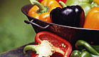 דיאטה ותזונה - קערה עם פלפלים בכל מיני צבעים (צילום: Thinkstock)