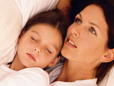 הורים לילדים עם הפרעות למידה - אמא ובתה במיטה