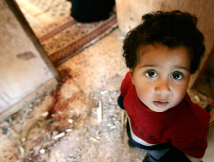 ילד פלסטיני עני מביט למצלמה (צילום: רויטרס, רויטרס3)
