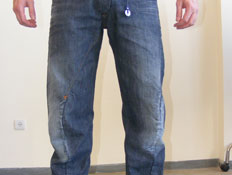 ג'ינס עם תפר בברך (צילום: איתי בוטבגה)