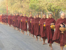 טור נזירים בבורמה (צילום: גיא גלבגיסר)