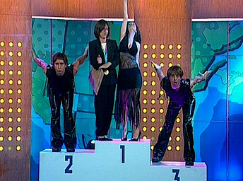 מאיה בוסקילה מתפרצת לאולפן29558 (תמונת AVI: ארכיון ארץ נהדרת 2)