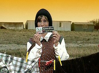 המתנחלים מקבלים את הפינוי באהבה29553 (תמונת AVI: ארכיון ארץ נהדרת 2)