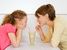 חד הוריות - אמא ובת שותות מילקשייק מאותה כוס   (צילום: jupiter images)