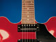 זיהוי שירים - גיטרה חשמלית אדומה על רקע כחול (צילום: jupiter images)
