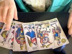 טארוט - קלפים פתוחים עם שתי כפות ידיים מורות עליהם (צילום: jupiter images)