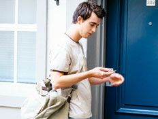 צעיר מחפש מפתח להיכנס לבית עם דלת כחולה