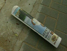 עיתון מגולגל מונח ברחוב (תמונת AVI: חדשות1 ערוץ 2)
