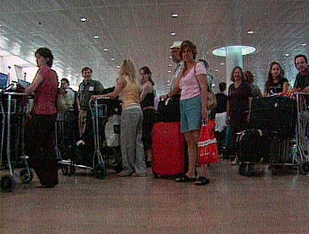 מחכים בשדה התעופה (תמונת AVI: חדשות)