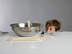 ילד מביט על כלי מטבח (צילום: istockphoto)