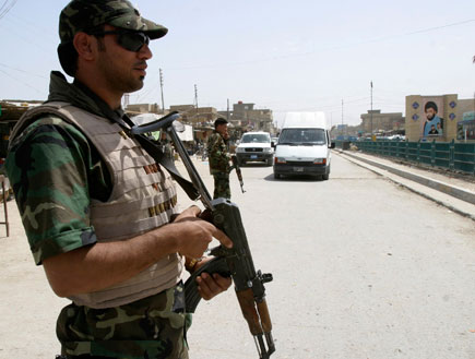 חייל עיראקי עומד ברחוב